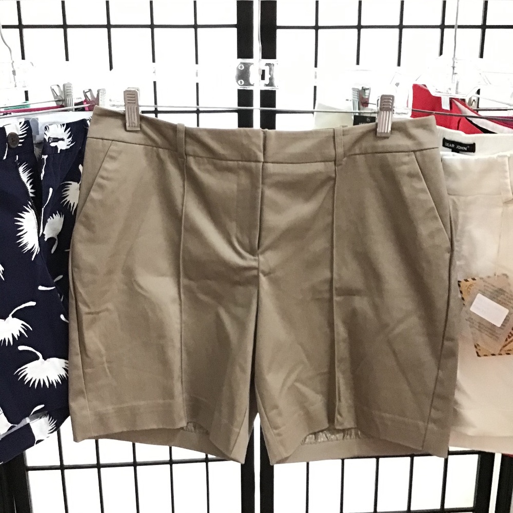 women’s Worthington Khaki shorts. Size 8